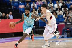 开云体育在线-青岛男篮赢得胜利，全队斗志昂扬