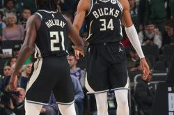 开云体育中国-包含辽宁队鏖战灰熊，霍勒迪刷新纪录的词条