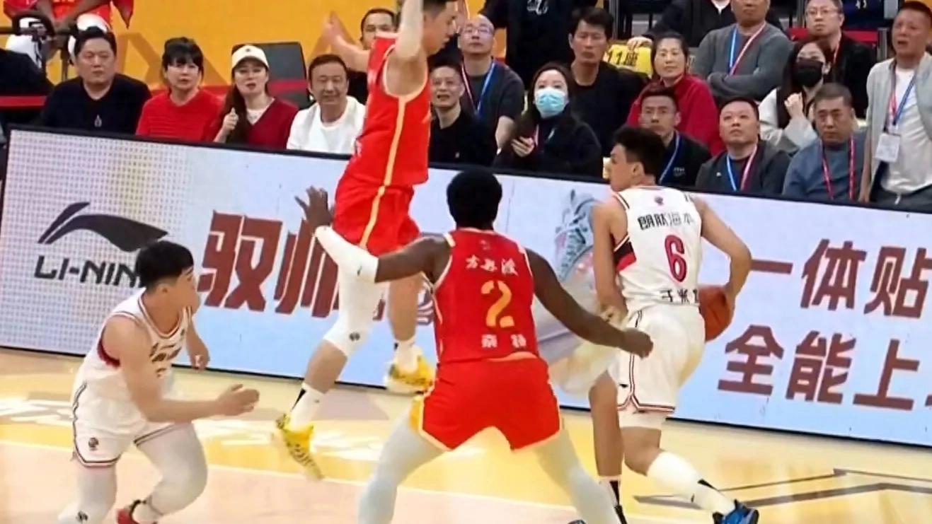 比赛擂台激战持续，球员们拼尽全力求胜的简单介绍