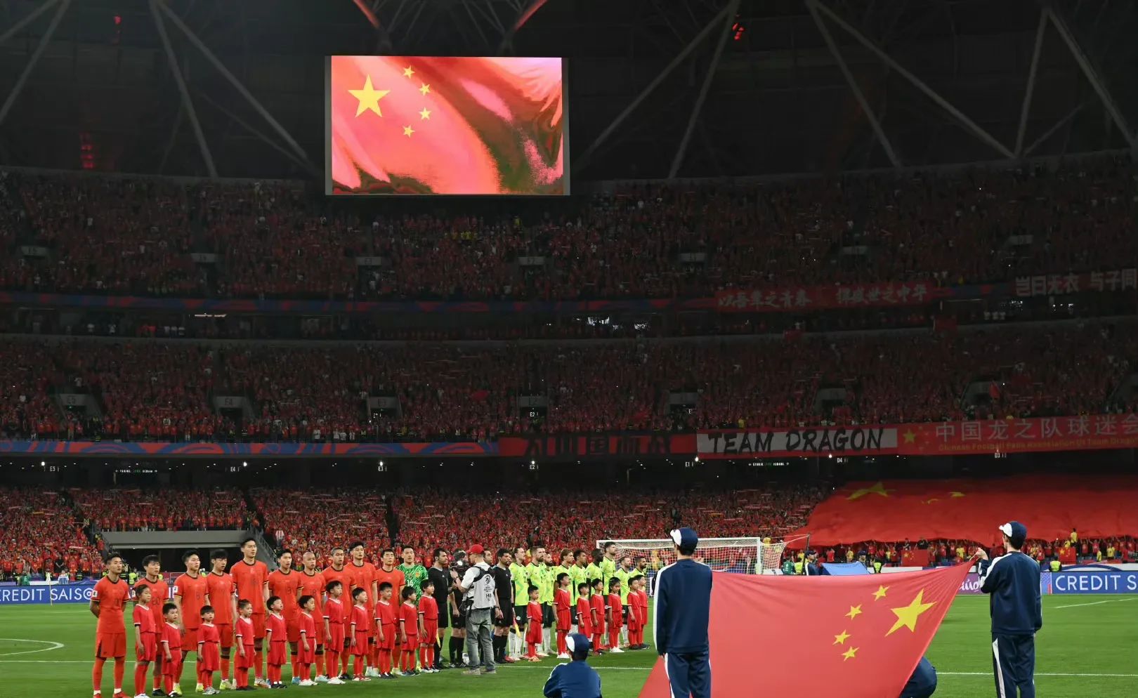 国际足球场上，中国队员们获得闪耀时刻