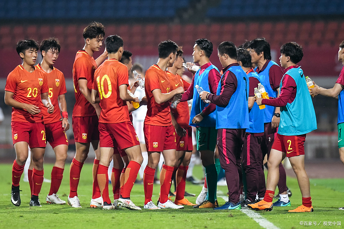 关于中国球员踢球成风，表现突出得到好评的信息