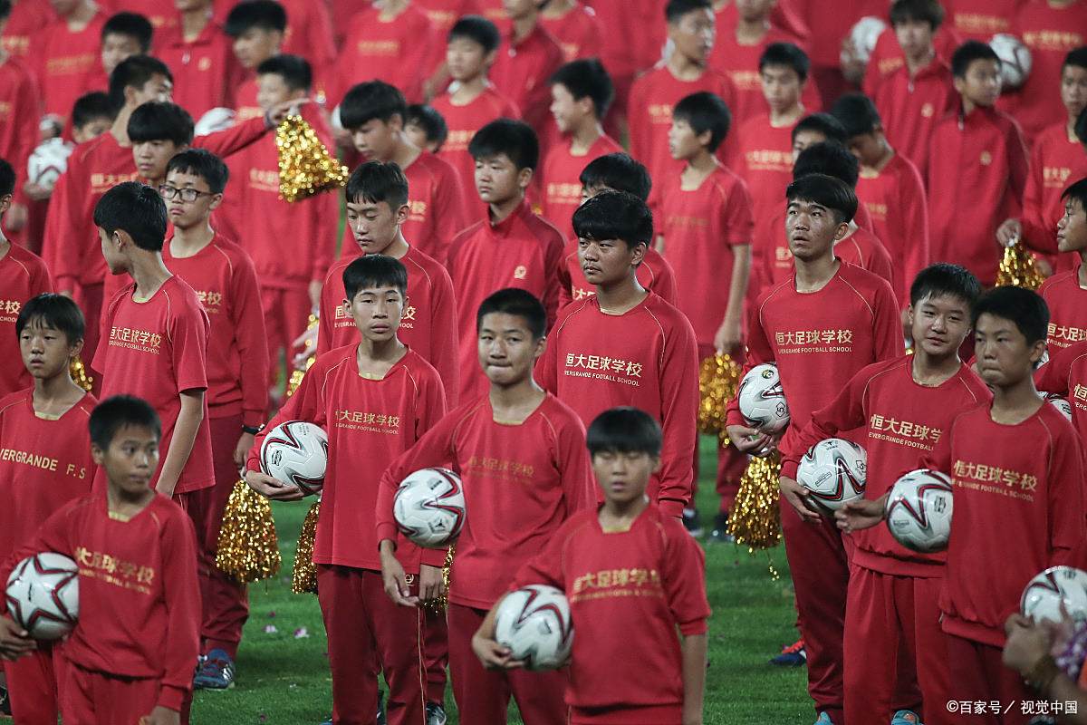 关于中国球员踢球成风，表现突出得到好评的信息