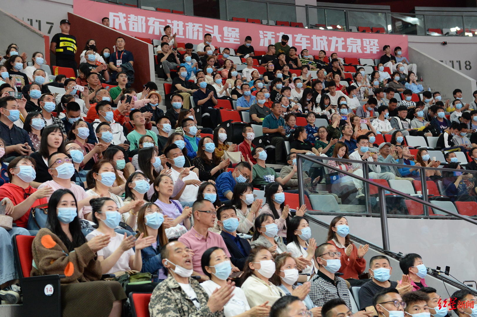 场面火爆！体操观众席沸腾不已