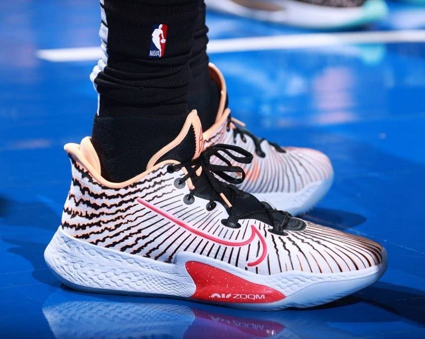 上海队完胜广州队，杜兰特高光表现