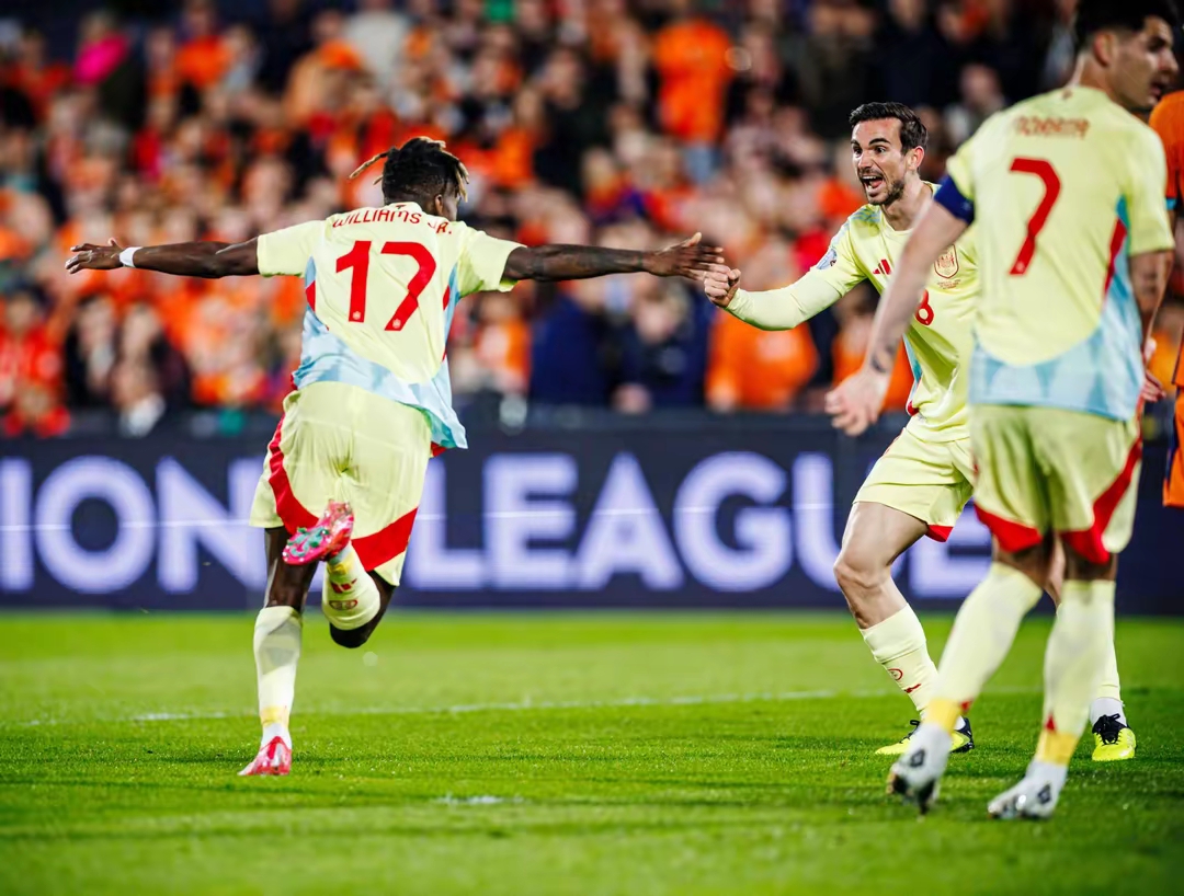 荷兰碾压希腊，伊布点燃赛场